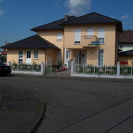 Gaestehaus Tante Tienchen 7 Minuten Zu Fuss Zum Europa Park , Plus Kostenloses Parkplatzticket Rulantica ,Alle Unsere Suiten Haben Einen Balkon Rust Luaran gambar
