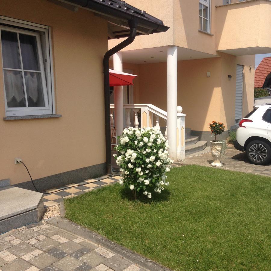 Gaestehaus Tante Tienchen 7 Minuten Zu Fuss Zum Europa Park , Plus Kostenloses Parkplatzticket Rulantica ,Alle Unsere Suiten Haben Einen Balkon Rust Luaran gambar