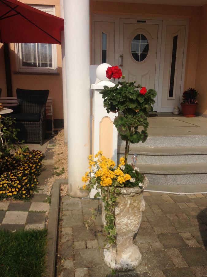 Gaestehaus Tante Tienchen 7 Minuten Zu Fuss Zum Europa Park , Plus Kostenloses Parkplatzticket Rulantica ,Alle Unsere Suiten Haben Einen Balkon Rust Luaran gambar