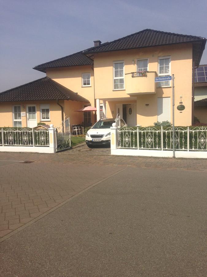 Gaestehaus Tante Tienchen 7 Minuten Zu Fuss Zum Europa Park , Plus Kostenloses Parkplatzticket Rulantica ,Alle Unsere Suiten Haben Einen Balkon Rust Luaran gambar