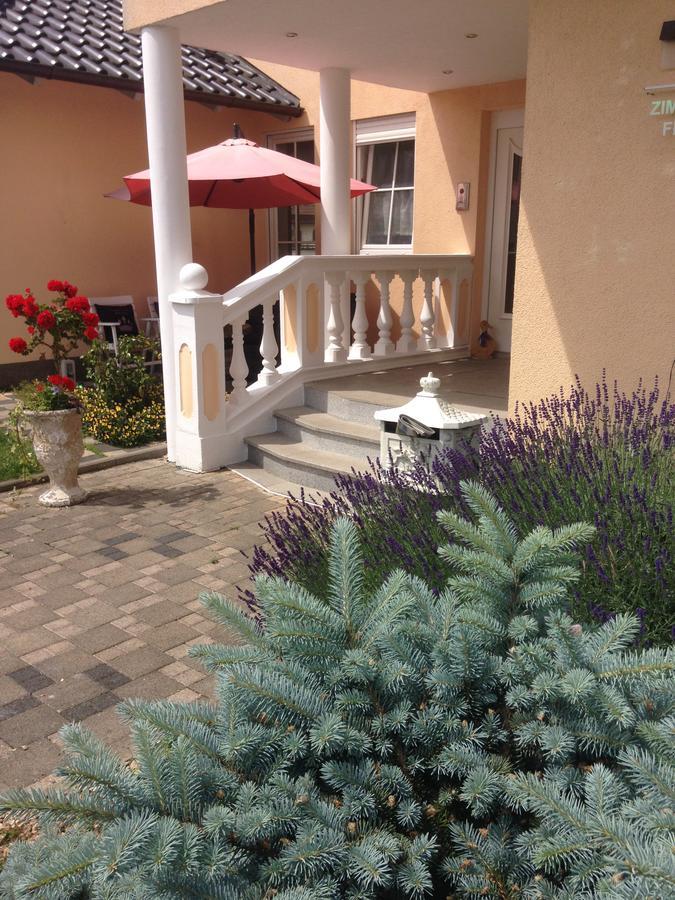Gaestehaus Tante Tienchen 7 Minuten Zu Fuss Zum Europa Park , Plus Kostenloses Parkplatzticket Rulantica ,Alle Unsere Suiten Haben Einen Balkon Rust Luaran gambar